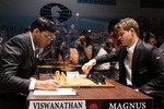 Ананд и Карлсен в чемпионском матче снова играют в быструю ничью