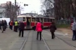 В Киеве трамвай сошел с рельсов и перегородил дорогу