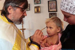 Брошенную под Киевом девочку Катю крестили и готовят к садику