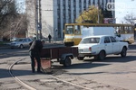 Житель Горловки собственноручно латает ямы на городских дорогах
