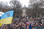 Евромайдан во Львове собрал 10 тысяч человек, люди приходят целыми семьями
