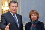 Эштон не может распрощаться с Януковичем