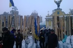 Митингующие построили трехметровый забор на Майдане