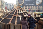 Митингующие на Майдане начали строить колыбы