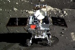 Китайский луноход прислал первые фото с Луны