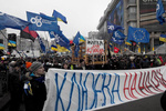 Тысяча демонстрантов несет под ГПУ клетку для Клюева