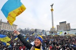 На Майдане собирается Народное вече: люди приходят целыми семьями и поют