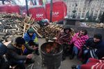 Протестующие на Евромайдане завтракают и греются у костров