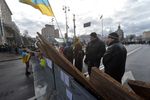 На Евромайдане опять пытались разобрать баррикады