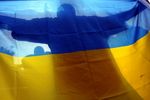 У памятника Шевченко в Донецке порвали флаг Украины