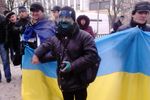 Как митинговали в Донецке: сожженный флаг, зеленка, драка и "титушки"