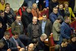 Оппозиция скандировала  "Рабы" после голосования закона Мирошниченко об амнистии