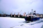 В акватории Одесского порта во льдах замерзают корабли