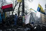 Митингующие на Грушевского укрепляют баррикады мешками с камнем
