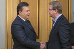Янукович и Фюле поговорили о финансовой помощи ЕС