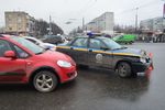 В Харькове пьяная женщина въехала в автомобиль ГАИ