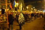 На Майдане погибших активистов провожают словами "Герои!", а люди приносят красные гвоздики