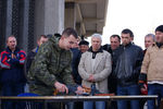 К крымскому парламенту принесли автоматы