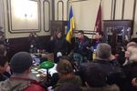 Евроактивисты вынесли портрет Януковича из кабинета Добкина