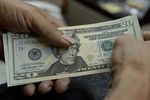 Доллар в Украине прожодолжил дешеветь
