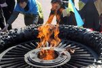 Активистка одесского Евромайдана сожгла на Вечном огне "георгиевскую" ленту