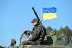 Из Крыма на материковую Украину перевозят военные автомобили и танки