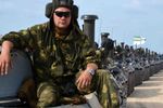 Украинские военные моряки на танках и машинах готовятся покинуть Крым