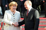 Путин пообещал Меркель отвести часть войск от Украины