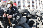 Возле Донецкой ОГА укрепляют баррикады и готовятся к стычке с правоохранителями