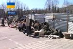 В Луганске активисты продолжают удерживать здание СБУ