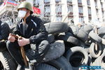 Захват Донецкой ОГА: митингующие греются возле бочек, а на площади появились коммунисты