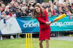 Герцогиня Кэтрин в юбке и на каблуках сыграла в крикет