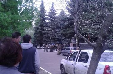 Столкновения в городах восточной Украины: В Мариуполе возле воинской части перестрелка, есть раненые