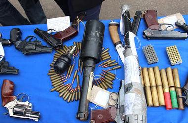 Киевляне регистрируют в милиции найденное оружие