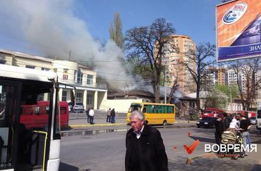 В центре Днепропетровска сгорел старый дом