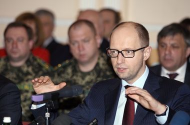 Яценюк призывает захвативших админздания на востоке Украины сложить оружие