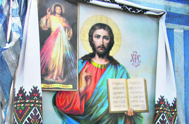В церковной палатке на Майдане замироточили иконы