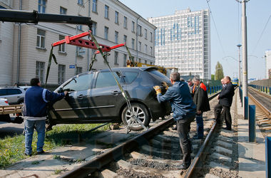 Автомобиль, который заблокировал движение скоростного трамвая в Киеве, убрали с рельсов
