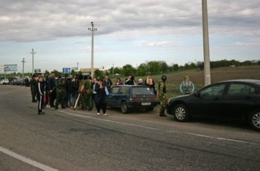 Антимайдановцы на донецком авто пытались напасть на блокпост в Одессе