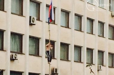 Захватчики вернули флаг России на здание Мариупольского горсовета