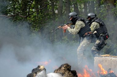 Бой за Восток: в Славянске в войне за блокпосты погибли 5 человек, а в Мариуполе и Донецке стреляли в мэриях