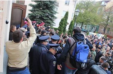 В Тернополе при штурме мэрии задержали вооруженного активиста