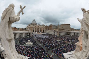 Сотни тысяч паломников пришли своими глазами увидеть канонизацию Иоанна Павла II