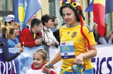 Марафон в память о Небесной сотне в Киеве: самая младшая участница “бежала” на руках у родителей