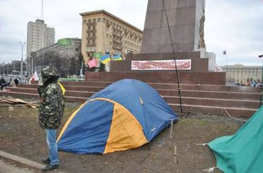 Палаточный городок экстремистов  в Харькове охраняют женщины