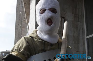 Сепаратисты покинули налоговую и таможню в Донецке, не найдя там оружия - СМИ