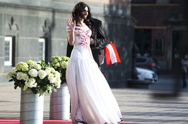 Бородатая певица приехала на "Евровидение" в шикарном белом платье