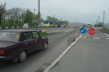 В Луганской области люди в масках обстреляли пост ГАИ