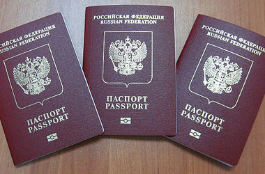 Граждане России сожгли во Львове свои паспорта
