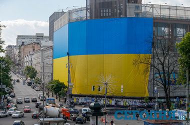 В центре Киева на здании ЦУМа появился гигантский украинский флаг